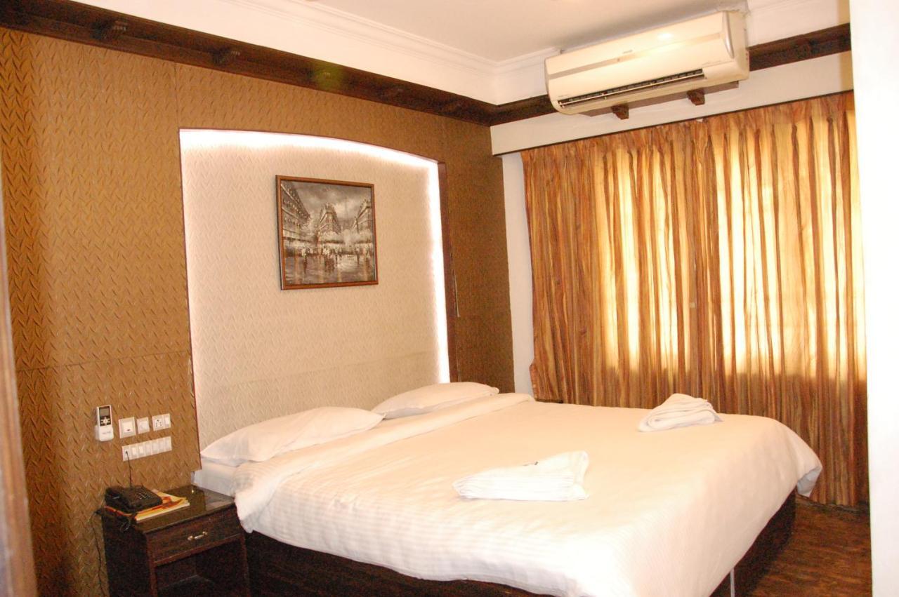 Hotel Blue Star Коимбаторе Екстериор снимка